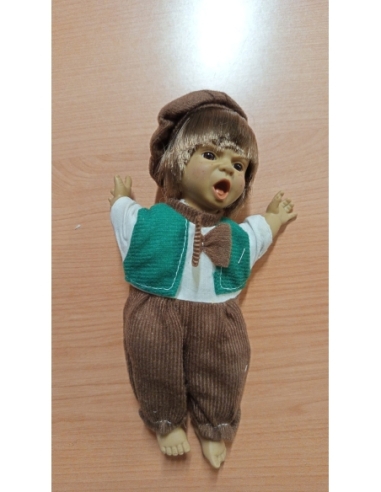 MUÑECO GESTOS PANTALON Y GORRO MARRON, CHALECO...